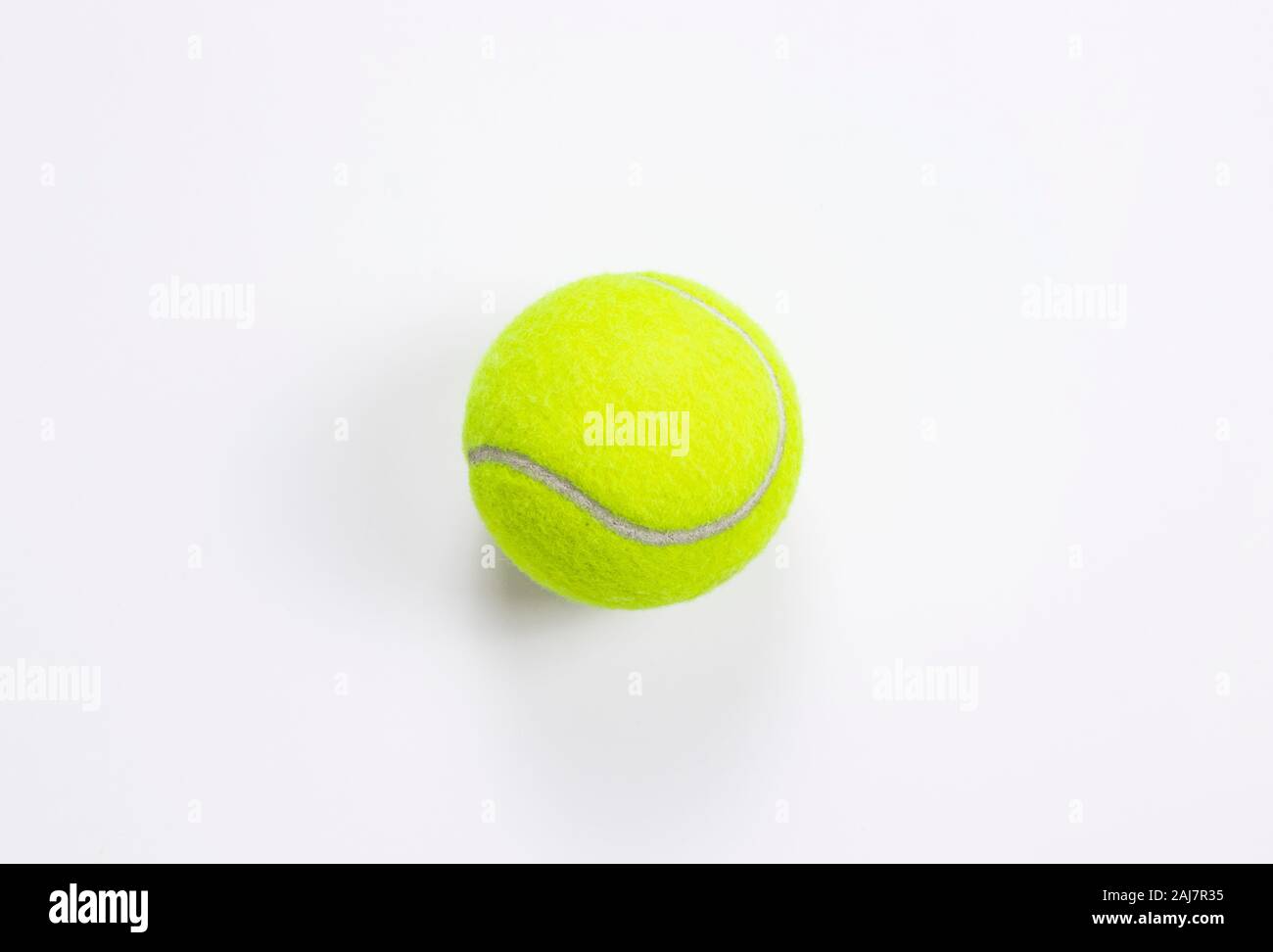 Balle de tennis simple isolé sur fond blanc. Vue d'en haut Banque D'Images