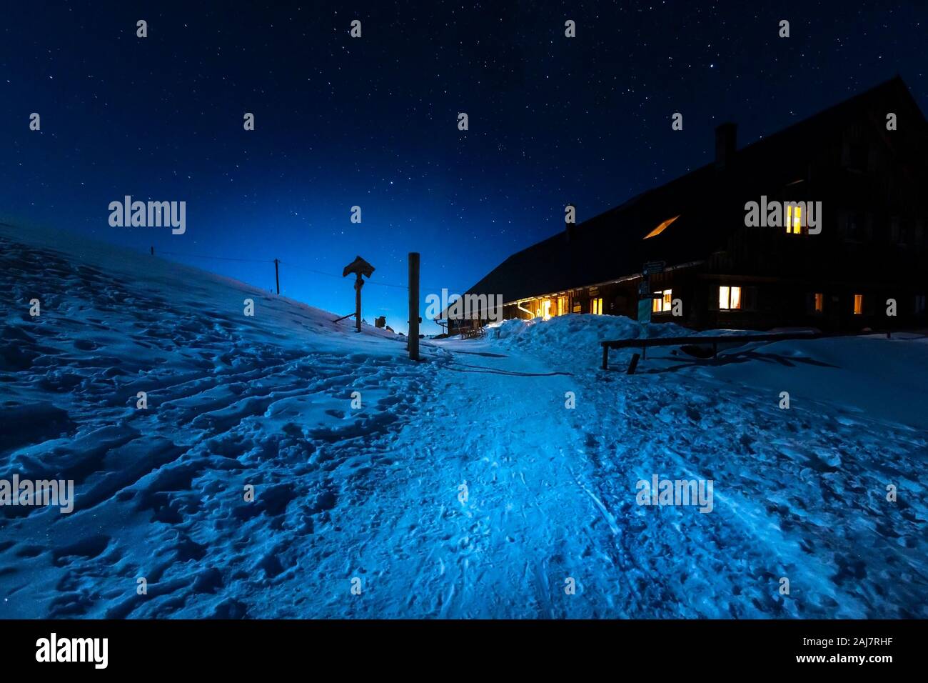 Germany, Bavaria, Alpes Allgaeu, scène de nuit d'hiver avec l'ancien refuge de montagne Banque D'Images