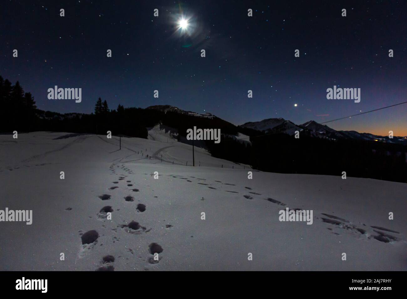 Germany, Bavaria, Alpes Allgaeu, scène de nuit d'hiver avec l'ancien refuge de montagne Banque D'Images
