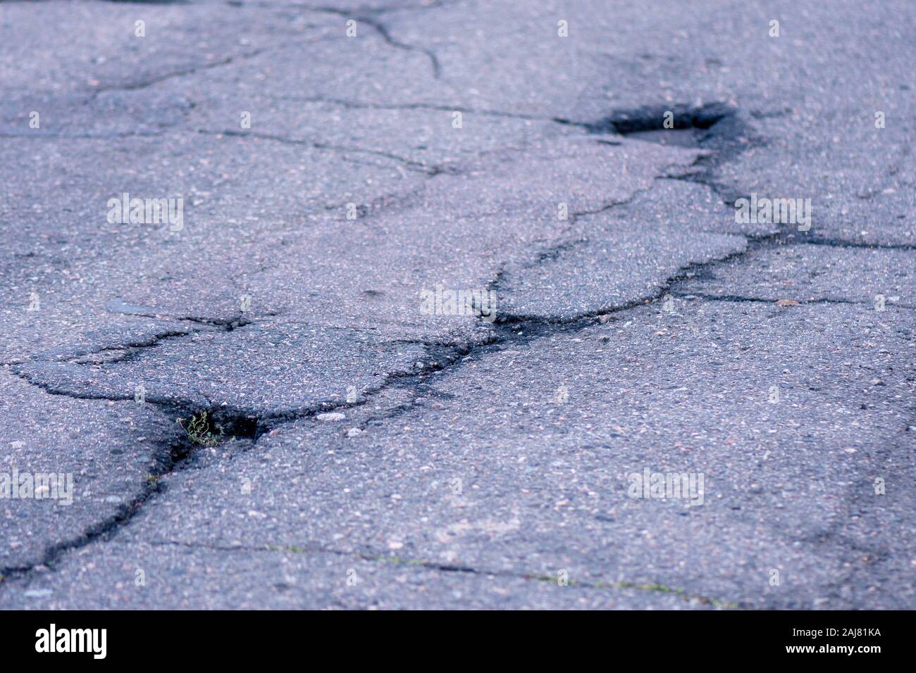 Texture de fond d'une fissure sur une chaussée close-up dans le soleil. La notion de mauvaise route de technologies de production. Banque D'Images