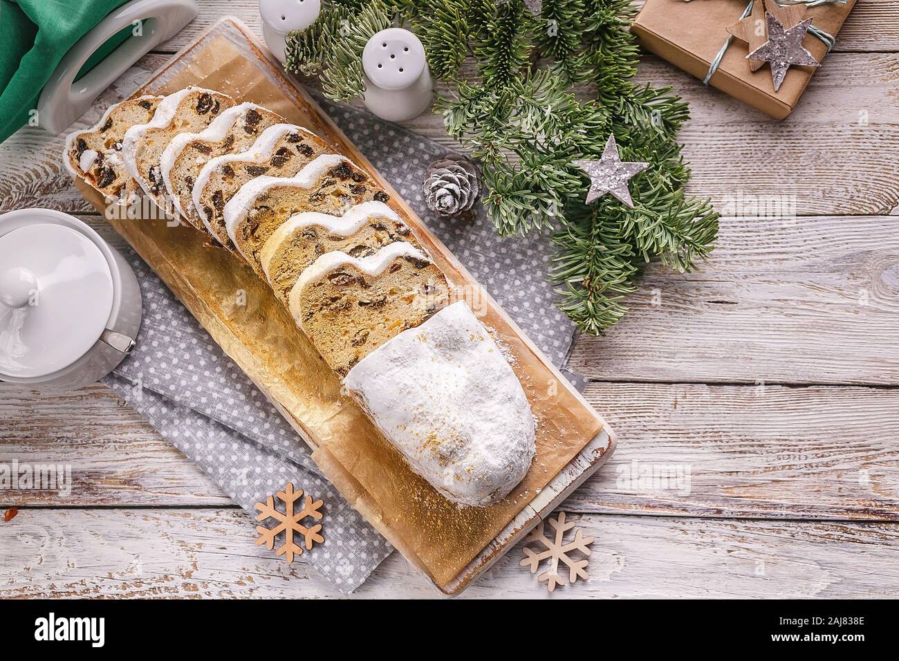 Traditionnel maison de Noël allemand pâtisserie stollen gâteau pain sur  plaque avec des décorations de Noël argentées sur fond de marbre blanc.  Pose à plat, espace Photo Stock - Alamy