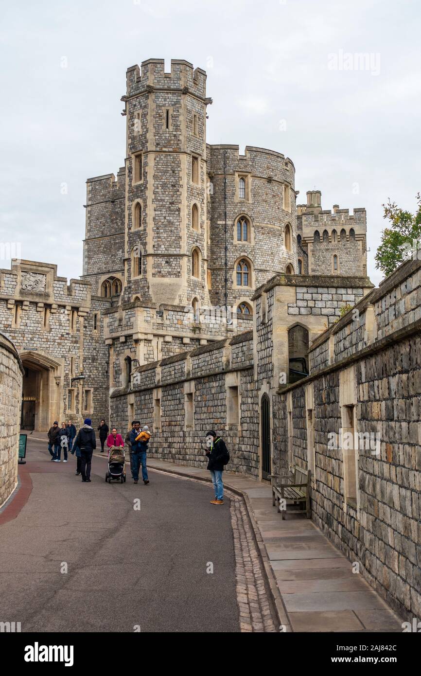 Édouard III Tower vue du Moyen Ward au château de Windsor à Windsor, Berkshire, Angleterre, Royaume-Uni Banque D'Images