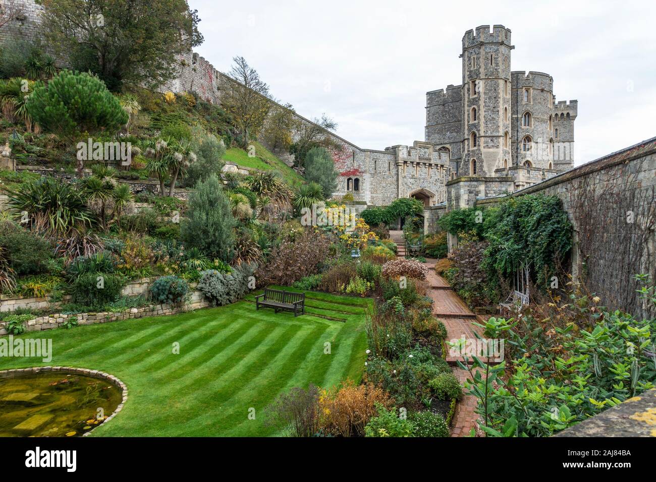 Vue sur les douves Jardin ci-dessous la tour ronde à la tour à Édouard III, au château de Windsor à Windsor, Berkshire, Angleterre, Royaume-Uni Banque D'Images