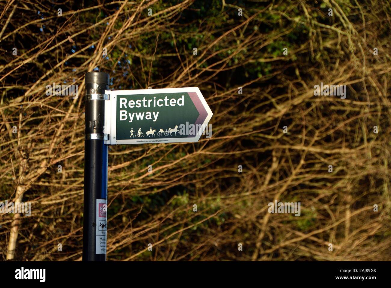 Roadsign en milieu rural Kent : restreinte byway (piétons, cyclistes, les chevaux) Banque D'Images