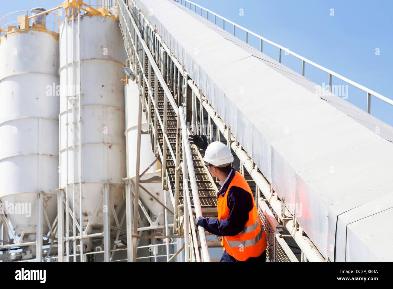 ouvrier du béton avec casque dans une usine de béton Banque D'Images