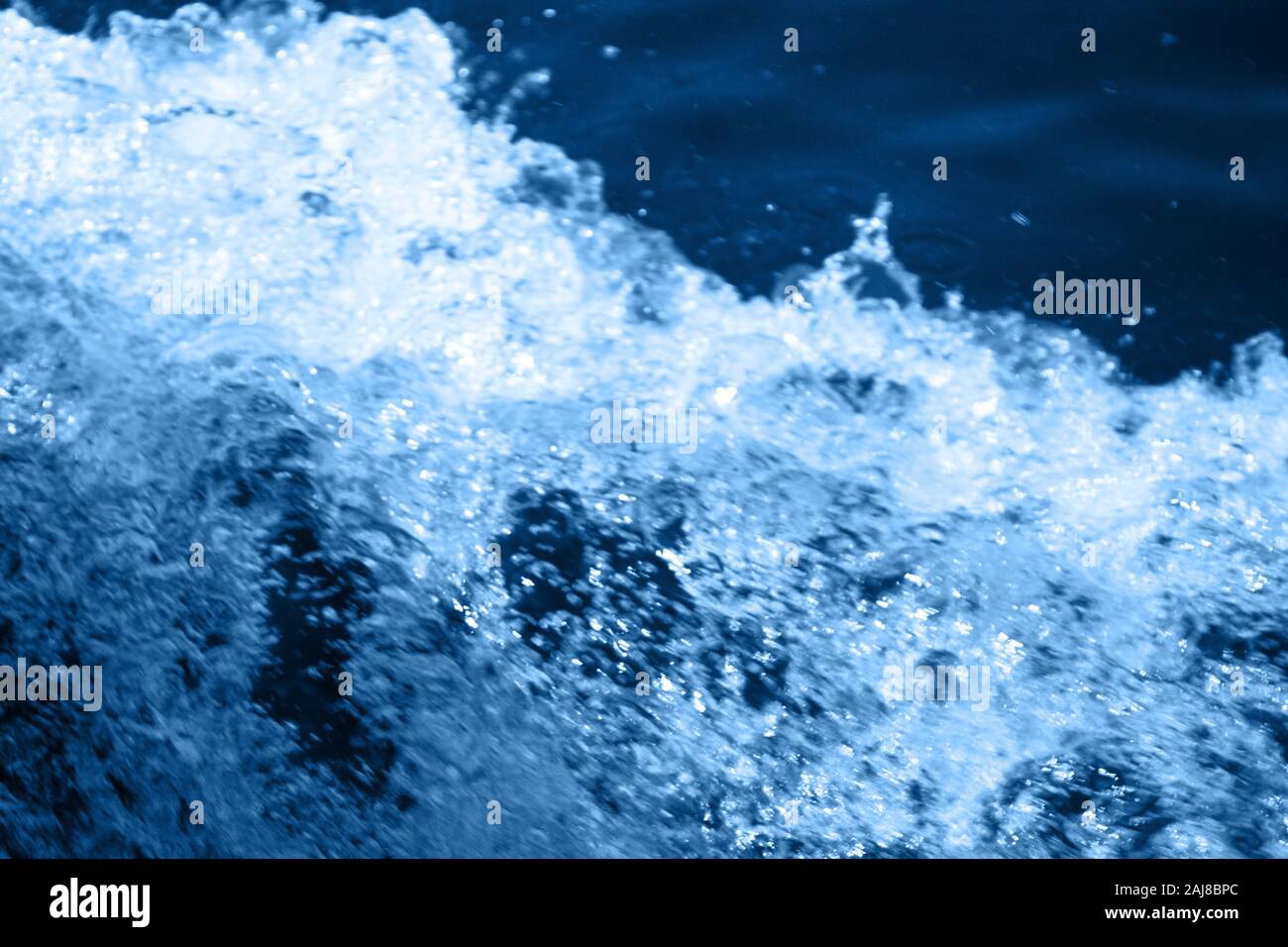 Classique bleu 2020. Palette de couleur du dégradé. Des éclaboussures des vagues sur l'eau. Fond de l'eau bleu. Banque D'Images