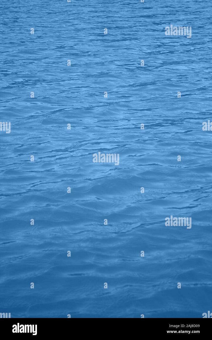 Classique bleu 2020. Palette de couleur du dégradé. Les vagues sur l'eau. Fond de l'eau bleu. Banque D'Images