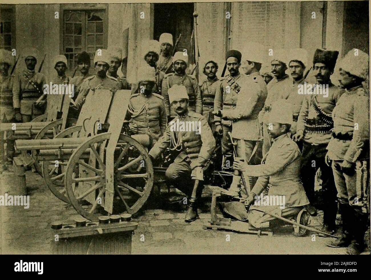 L'étranglant de Perse ; une histoire de la diplomatie européenne et intrigue oriental qui a abouti à la dénationalisation de douze millions de mahométans, une narration personnelle . arty avait obtenu thecomplete montée avec la nomination de Mons. Kokovtsoff,maintenant confirmé son Consul-général d'insubordination, à l'notoriousdiscredit de son ministre, simplement parce que les pur-secret du Cabinet pose à agir en Pokhitanof s faux rapports. La faible estime dans laquelle Mons. Les deux byhis Pokhitanof est tenue propre ministre et par le ministre britannique était notoriousin Téhéran. Sir George Barclay ne serait pas Banque D'Images