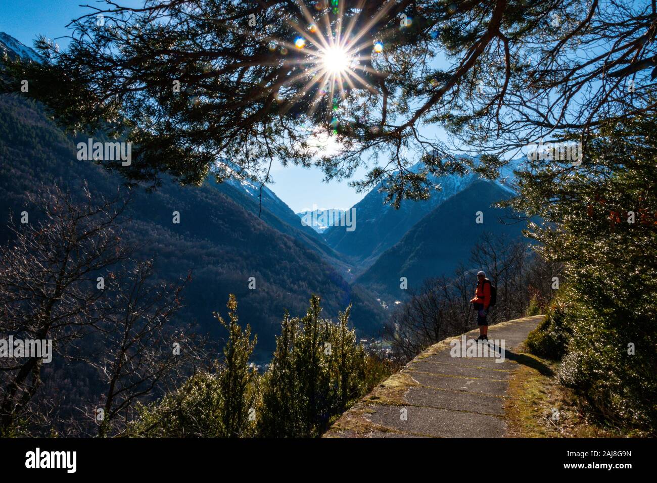 Walker sur la vieille femme au-dessus de l'aqueduc d'Auzat, Ariège, Pyrénées, France Banque D'Images