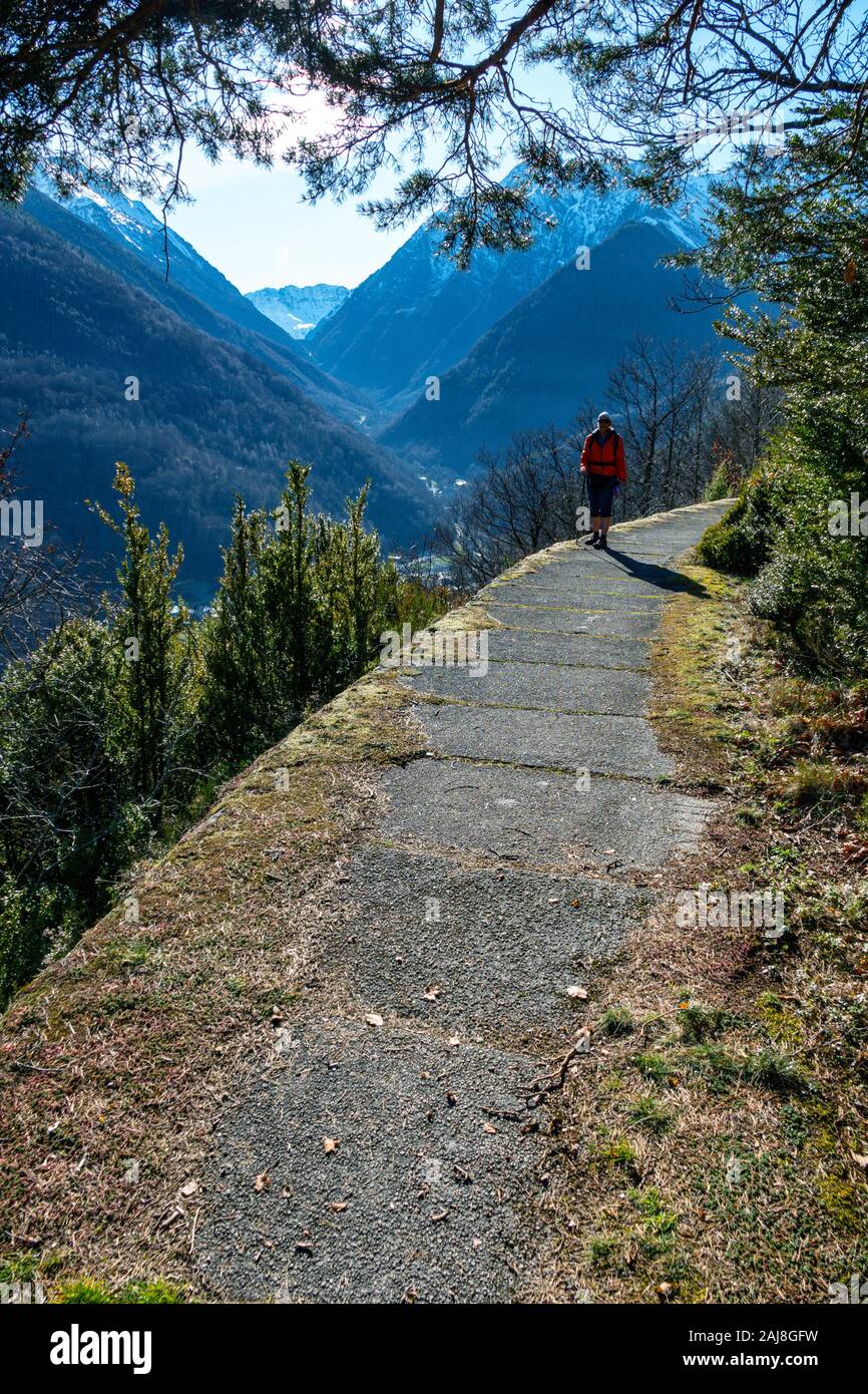 Walker sur la vieille femme au-dessus de l'aqueduc d'Auzat, Ariège, Pyrénées, France Banque D'Images