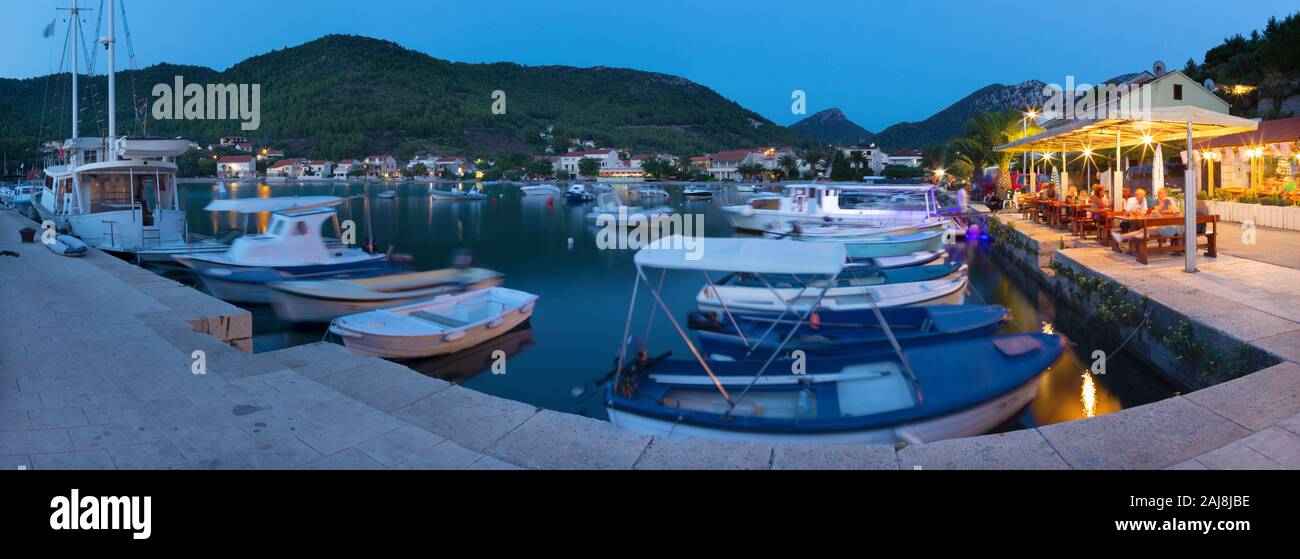 Croatie - l'atmosphère du soir en petit port de Zuliana village - Peljesac. Banque D'Images