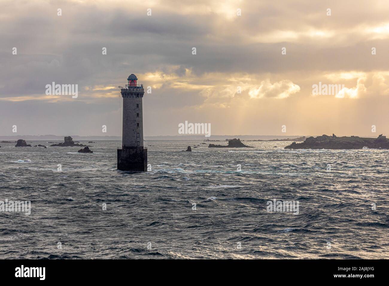 Passé le phare à Phare de Kereon et entre l'île de Bannec et à l'intérieur de Ouessant dans le passage du Fromveur Banque D'Images