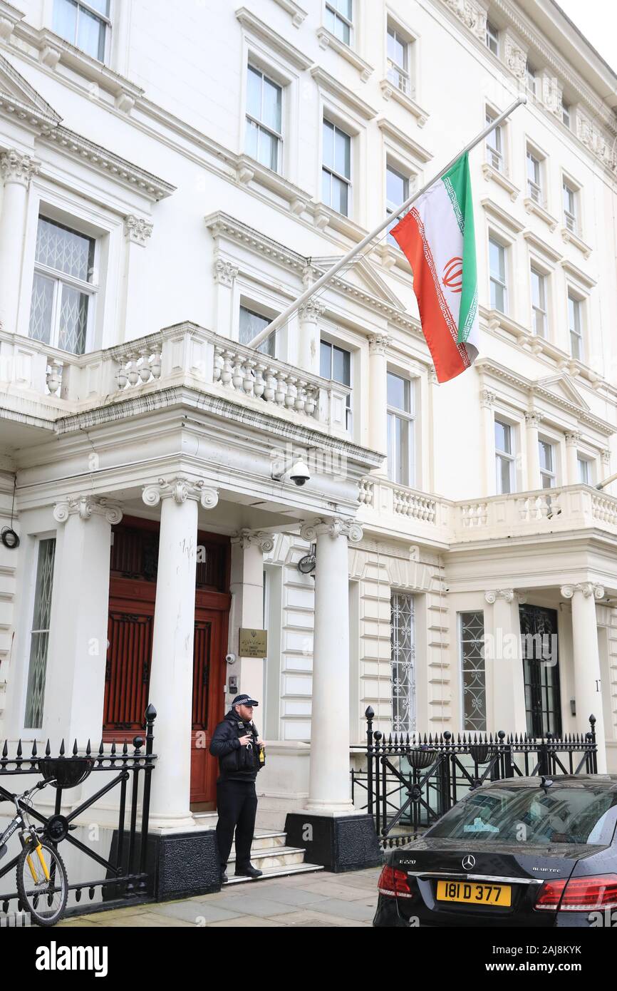 La police devant l'ambassade d'Iran à Knightsbridge, Londres, après le général Qassem Soleimani nous tués dans une attaque de drone à l'aéroport international de Bagdad. Soleimani a été chef de l'élite de la force Qods de Téhéran et l'Iran's top général. Banque D'Images