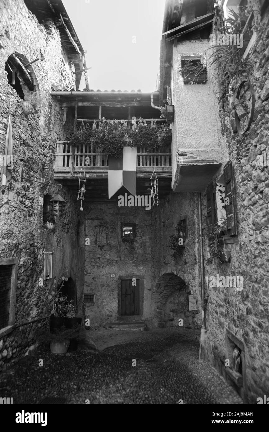 Via Fratelli Bandiera, Canale di Tenno, Trentino-Alto Adige, Italie. Version noir et blanc. Banque D'Images