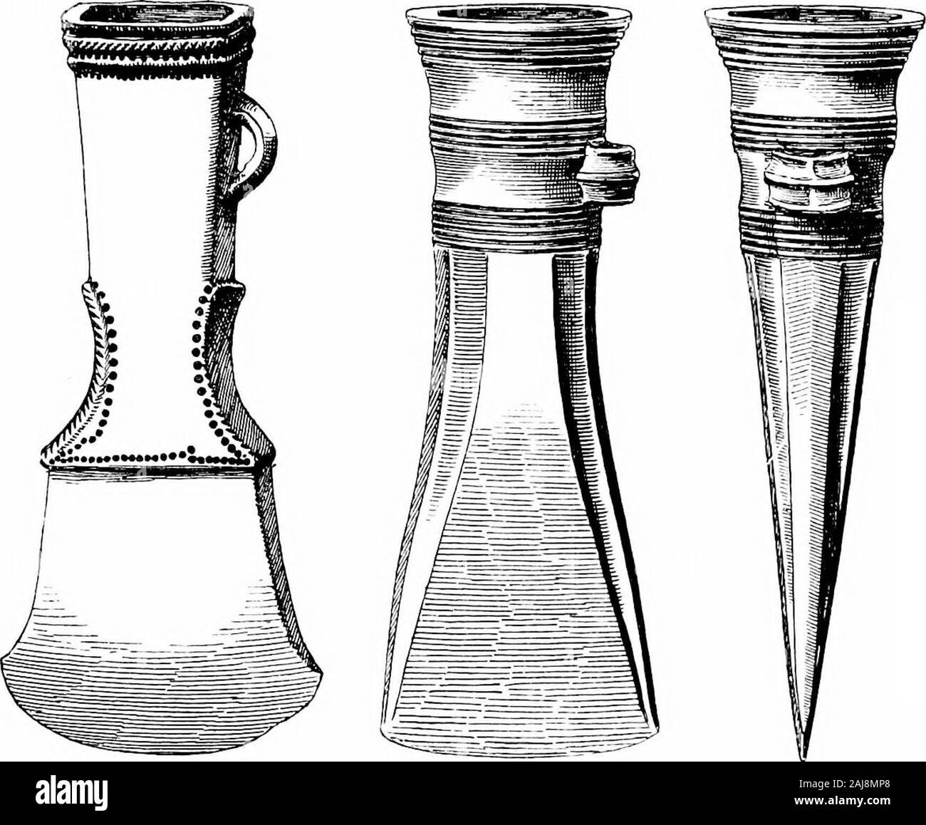 Un guide pour les antiquités de l'âge du bronze dans le ministère de la et mediaeval antiquities . VIIL plaque épées et UaiIi:k. JiiaxisH Isles. Casus C, 6, 7, 77 p. rrf. CUI-MAKKED STONEy 79 pierres marquées de l'novth Enolaiid Irom, ,comme IVequuutlytoundin sucli sont connexion avec les sépultures de l'âge du Bronze. Ce aresometimes • à long terme inclus dans la tasse marquée de pierres, le sim-plest exemples heing simplement ponctuées, et apparemment datant de theneolithic période. Le plus raffiné des marquages, tels l.r. la con-centric bagues sur deux de ces exposés, et les bagues avec un radialgroove sur l'thir Banque D'Images