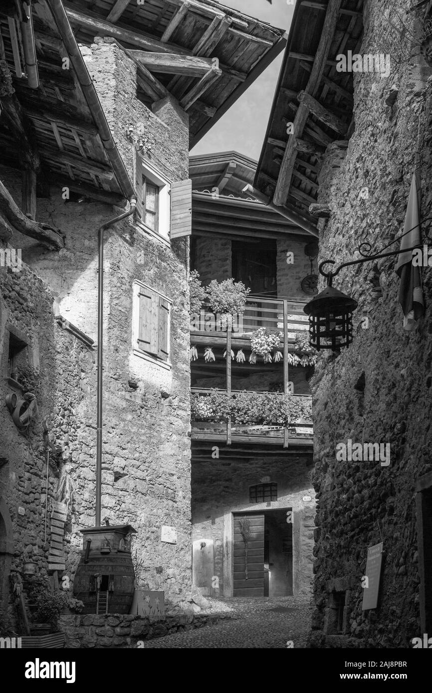 Via Fratelli Bandiera, Canale di Tenno, Trentino-Alto Adige, Italie. Version noir et blanc. Banque D'Images