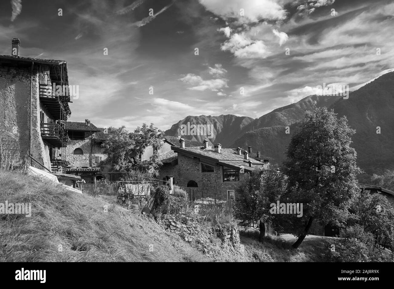 Le village médiéval de Canale di Tenno de Via al Lago, Trentino-Alto Adige, Italie. Version noir et blanc. Banque D'Images