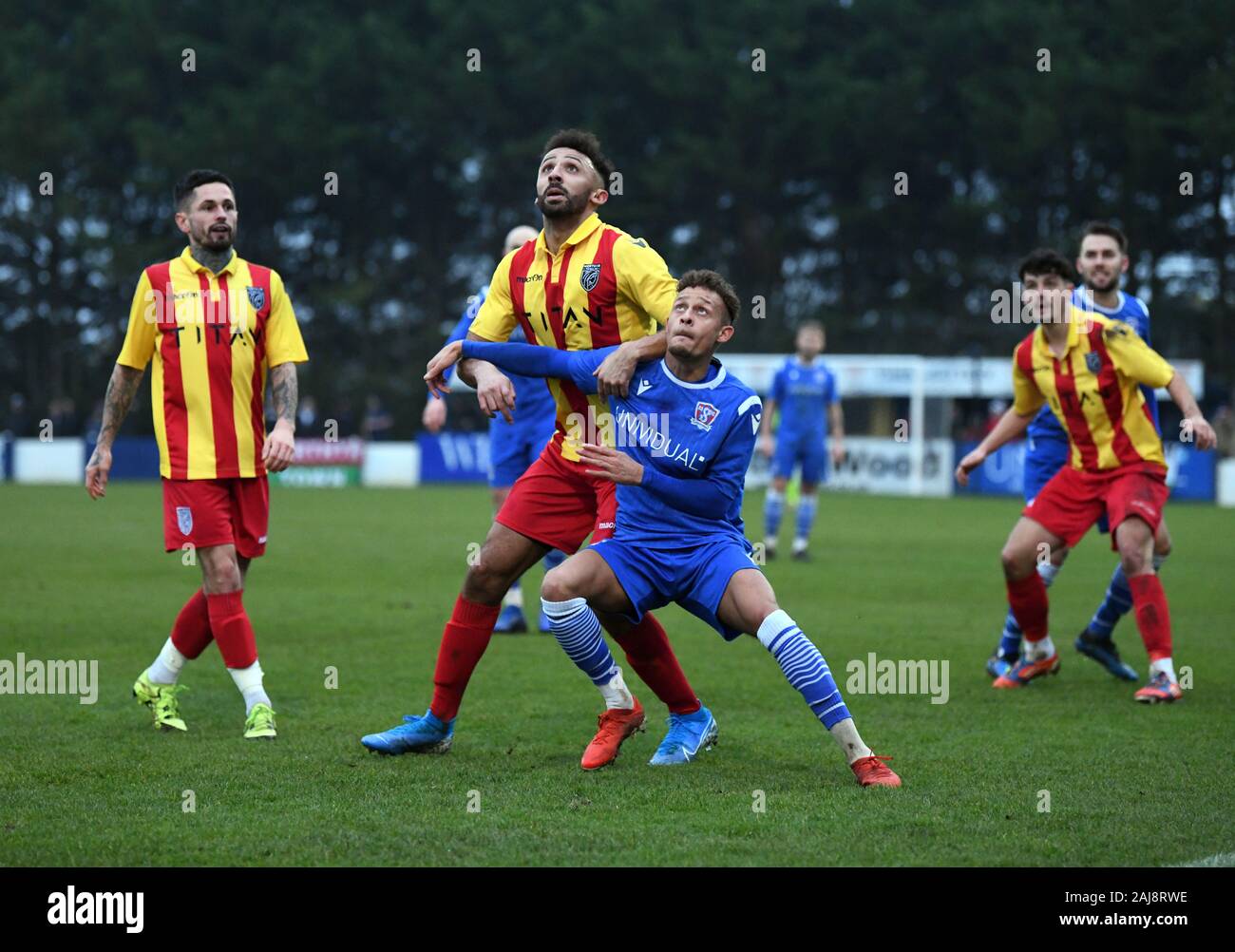 Swindon Supermarine football club, Swindon Wilts Angleterre UK 01/01/2020. Supermarine Fc vs Merthyr Town Fc batailles milieu laissant le score 2-2 Banque D'Images