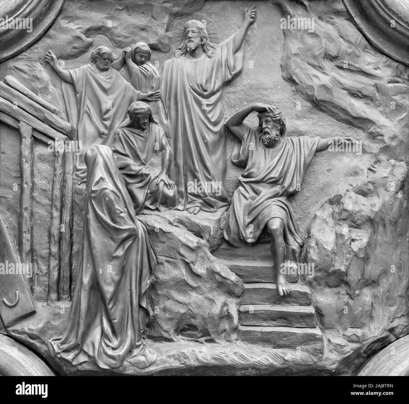 ACIREALE, ITALIE - 11 avril 2018 : Le relief de bronze à partir de la résurrection de Lazare la porte de Basilica Collegiata di San Sebastiano . Banque D'Images