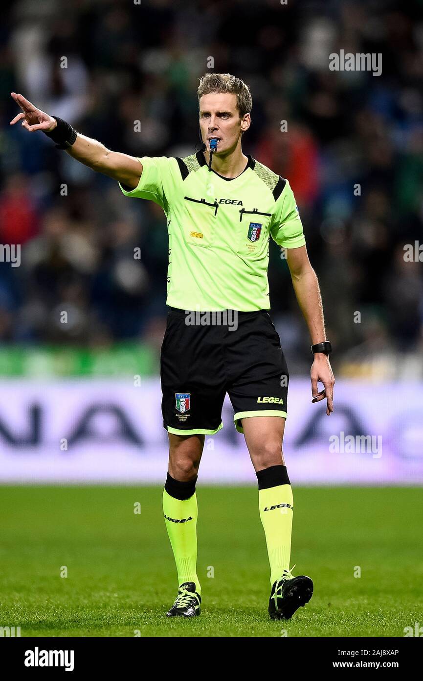 Reggio Emilia, Italie. 22, décembre 2019 : Arbitre Daniele Chiffi durant la série de gestes d'un match de football entre l'US Sassuolo et SSC Napoli. SSC Napoli 2-1 plus de US Sassuolo. Credit : Nicolò Campo/Alamy Live News Banque D'Images