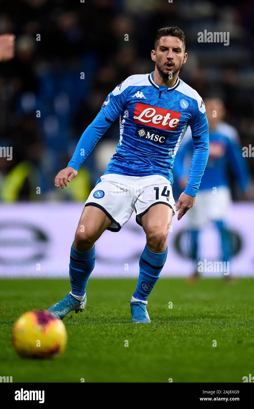 Reggio Emilia, Italie. 22, décembre 2019 : Dries Mertens de SSC Napoli yeux la balle pendant la série d'un match de football entre l'US Sassuolo et SSC Napoli. SSC Napoli 2-1 plus de US Sassuolo. Credit : Nicolò Campo/Alamy Live News Banque D'Images