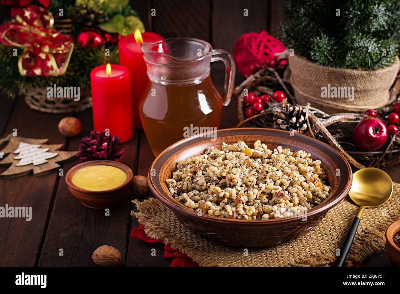 Kutya. Porridge de noël faites de grains de blé, les graines de pavot, noix, raisins secs et de miel. Kutia de Noël. La cuisine ukrainienne. Banque D'Images