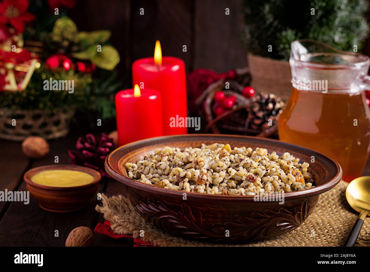 Kutya. Porridge de noël faites de grains de blé, les graines de pavot, noix, raisins secs et de miel. Kutia de Noël. La cuisine ukrainienne. Banque D'Images