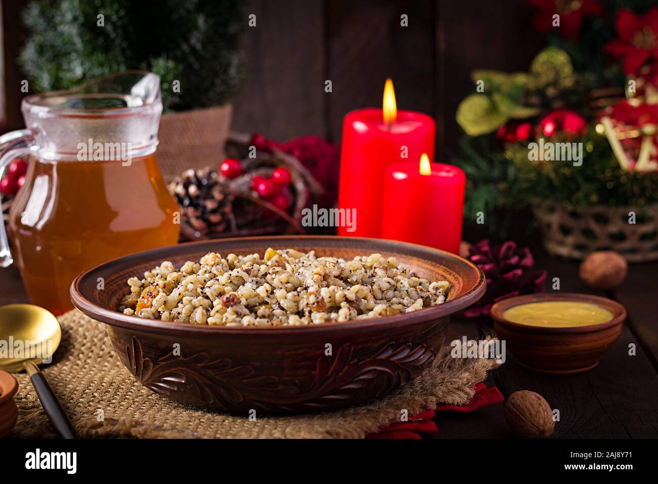 Kutya. Porridge de noël faites de grains de blé, les graines de pavot, noix, raisins secs et de miel. Kutia de Noël. La cuisine ukrainienne. Banque D'Images
