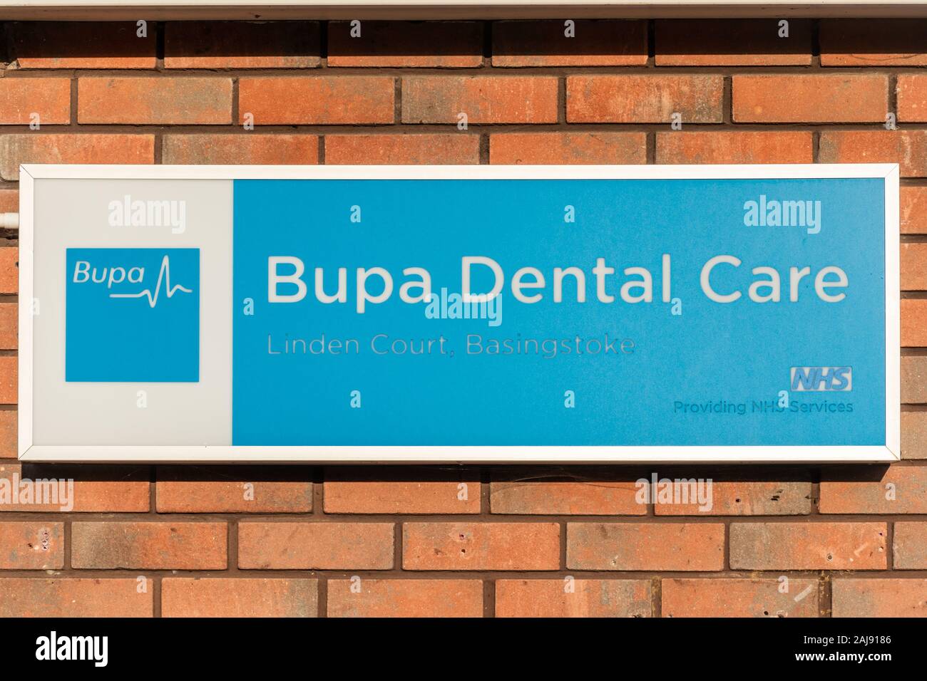 Soins dentaires Bupa enseigne à l'extérieur un dentiste, UK Banque D'Images