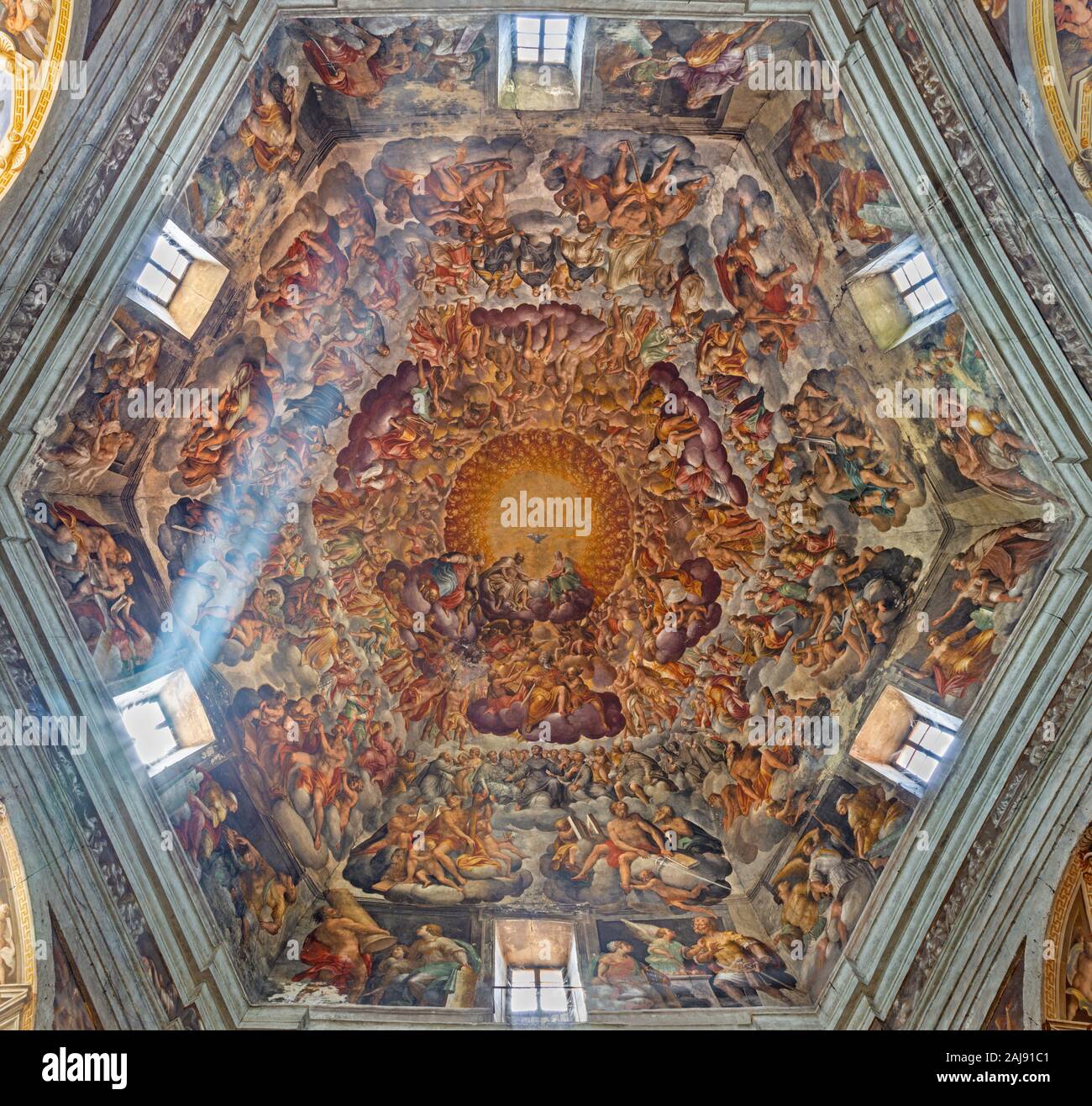 Parme, Italie - 16 avril 2018 : La Sainte Trinité et des saints dans la gloire dans la coupole de Chiesa di Santa Maria del Quartiere Banque D'Images