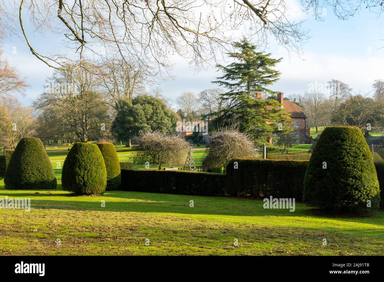 L'ancien presbytère à Tunworth, Basingstoke, Hampshire, Royaume-Uni, avec jardins et arbres topiaires Banque D'Images