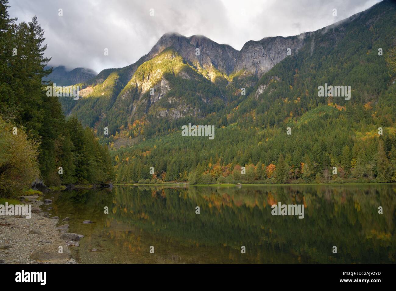 Avis de Silver Lake en Colombie-Britannique, Canada sur une journée nuageuse Banque D'Images