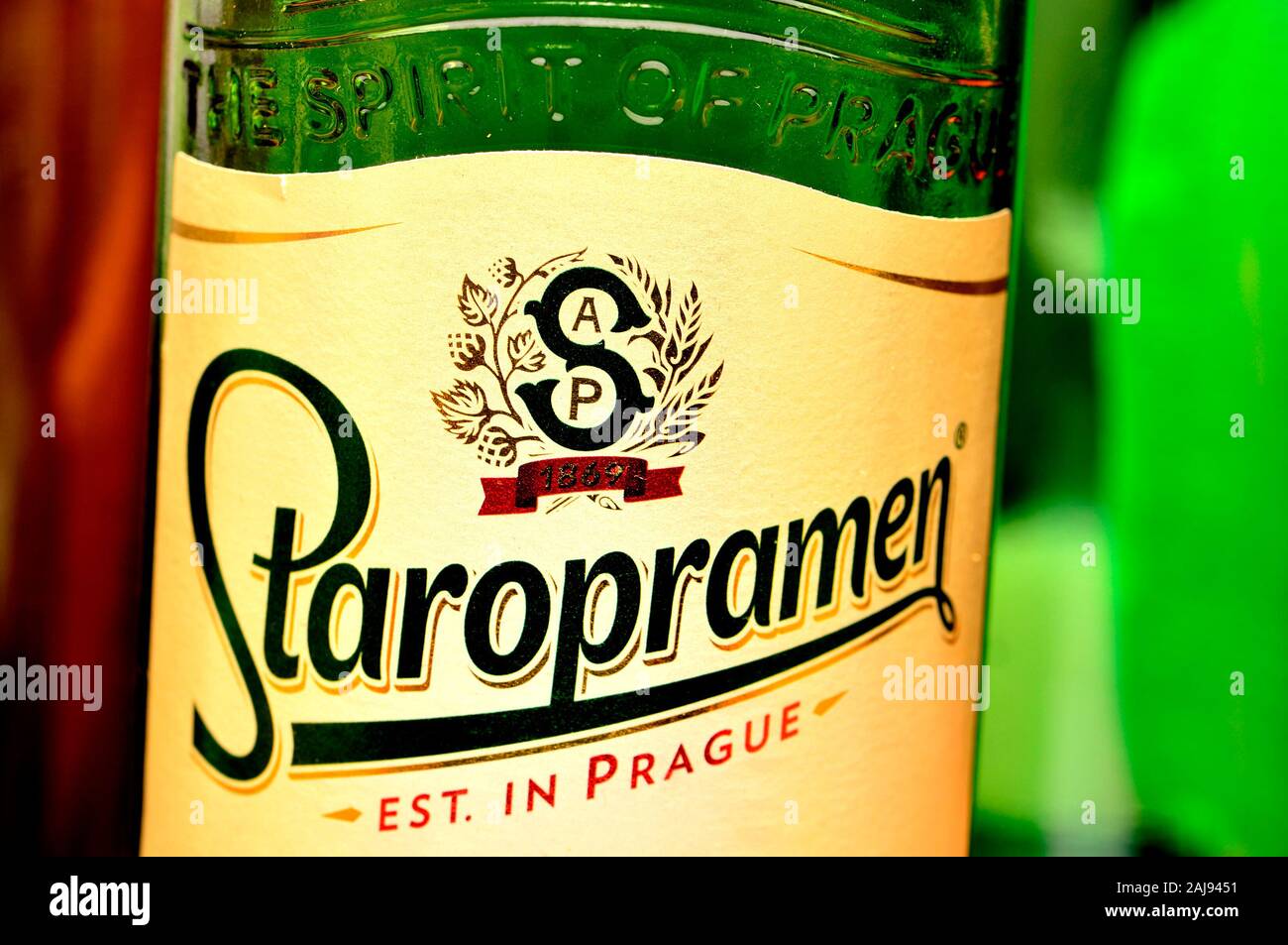 Bouteille de bière Staropramen - (République Tchèque) Banque D'Images