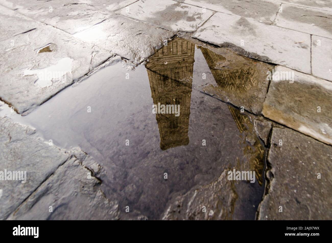 Vue sur le clocher de Giotto à Florence reflété dans une flaque Banque D'Images