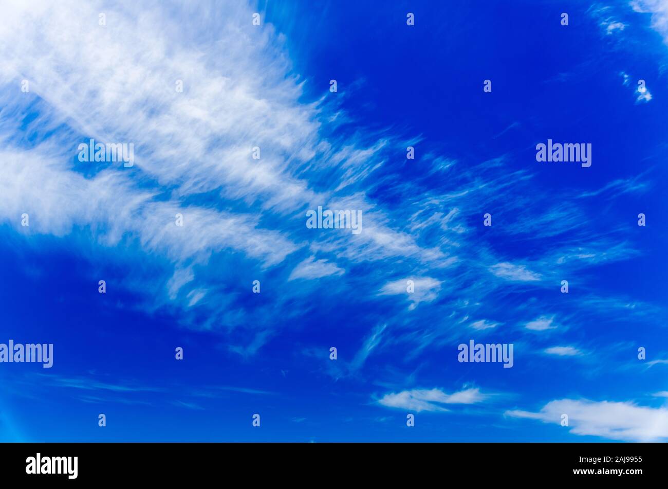 Les nuages blancs sur le ciel bleu à la journée Banque D'Images