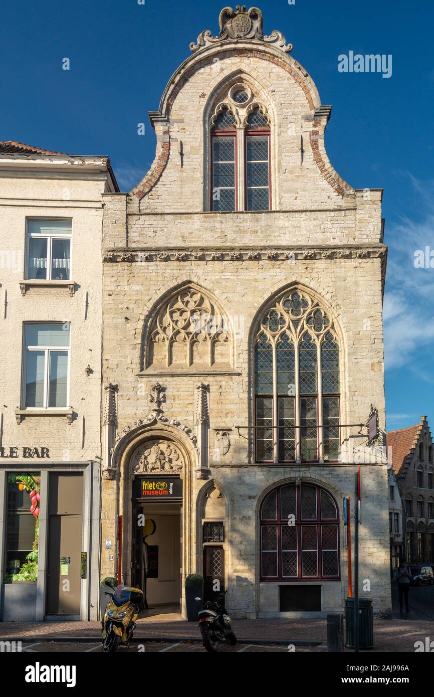 Bruges, Belgique - le 6 octobre 2018 : Le Musée Friet (frites) musée offre aux visiteurs une chance de déguster des pommes de terre sautées et diverses approches complémentaires Banque D'Images