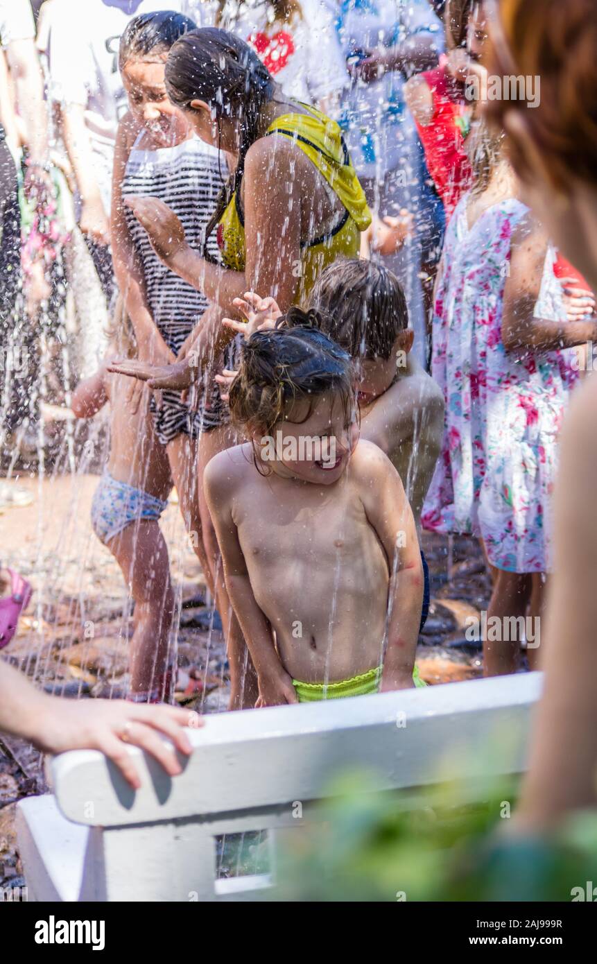 Les enfants jouent dans la fontaine, Peterhof, Saint-Pétersbourg, Russie Banque D'Images