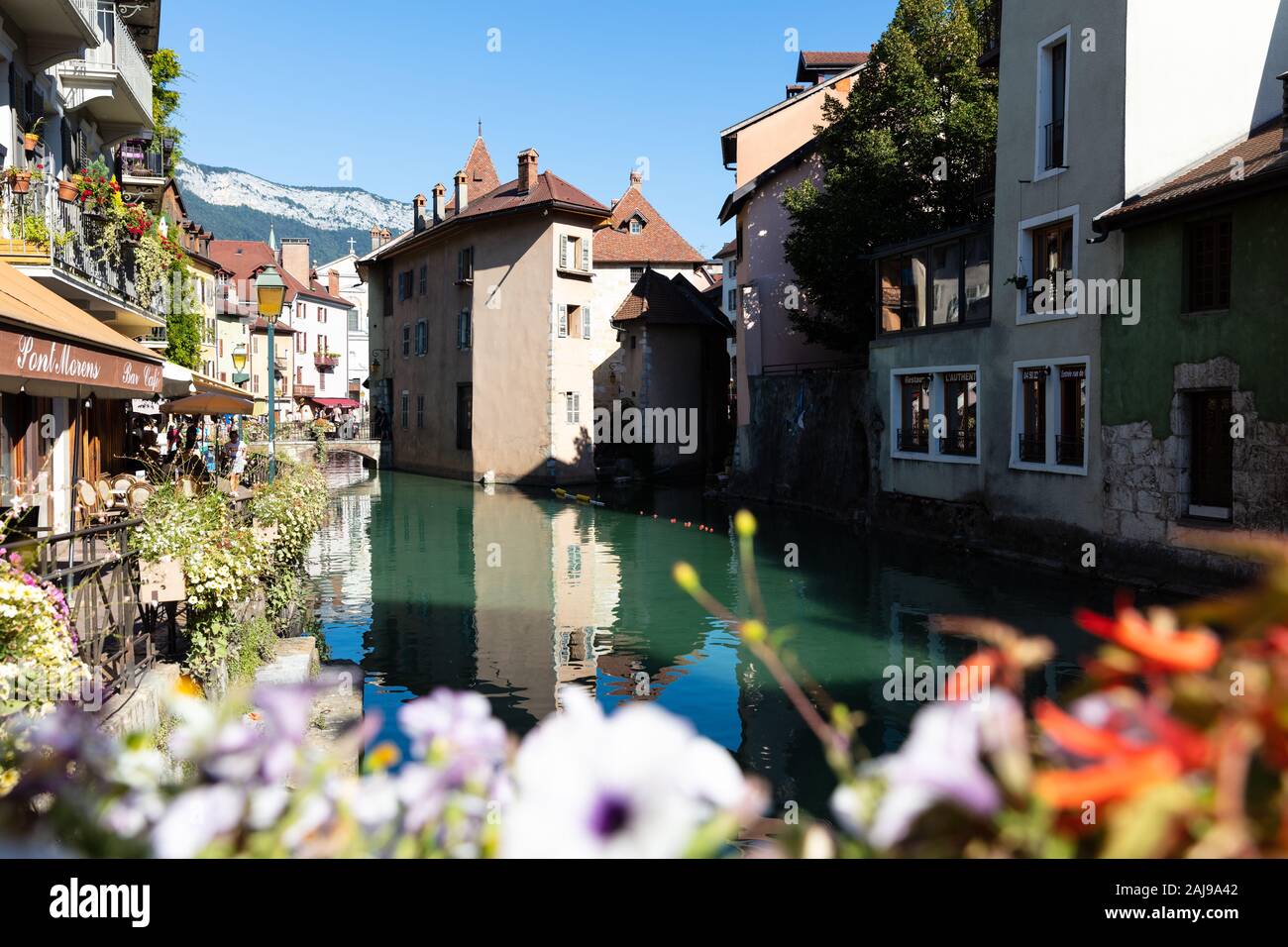 Thiou rivière dans la vieille ville, autour du palais médiéval perché mi-river - le Palais de l'Isle à Annecy, France. Banque D'Images