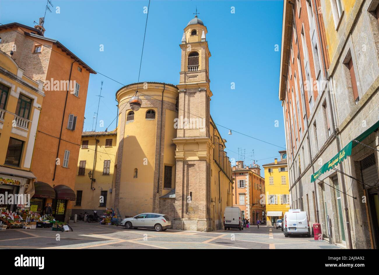 Parme, Italie - 16 avril 2018 : la place et l'église San Bartolomeo. Banque D'Images