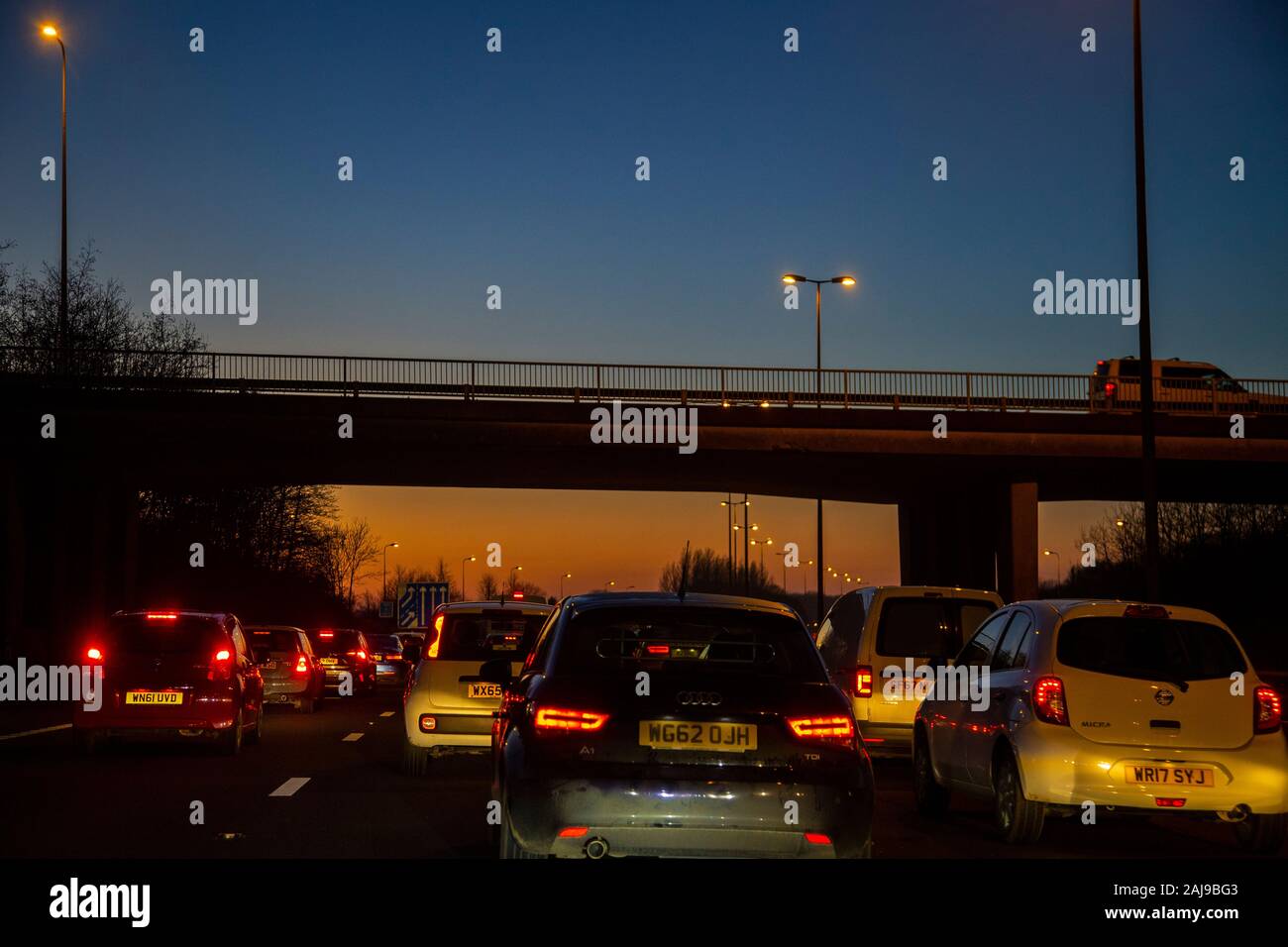 Le trafic encombré sur l'autoroute M5 à Bristol, Angleterre, alors que la nuit tombe, le coucher du soleil, coucher du soleil Décembre 2019 Banque D'Images