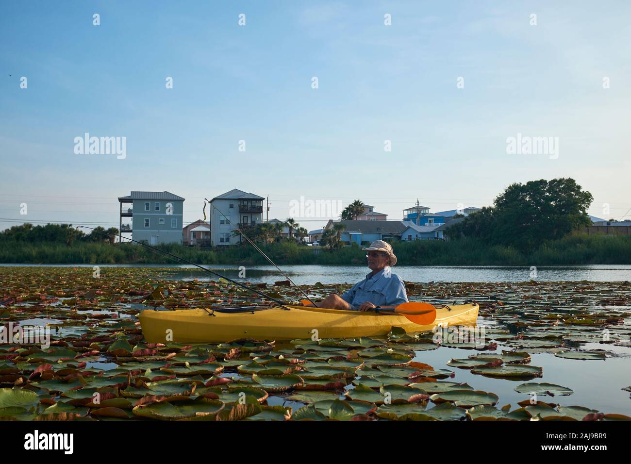 Homme plus âgé et pêche en kayak lac local, Panama City Beach, Floride, USA, 2019 Banque D'Images