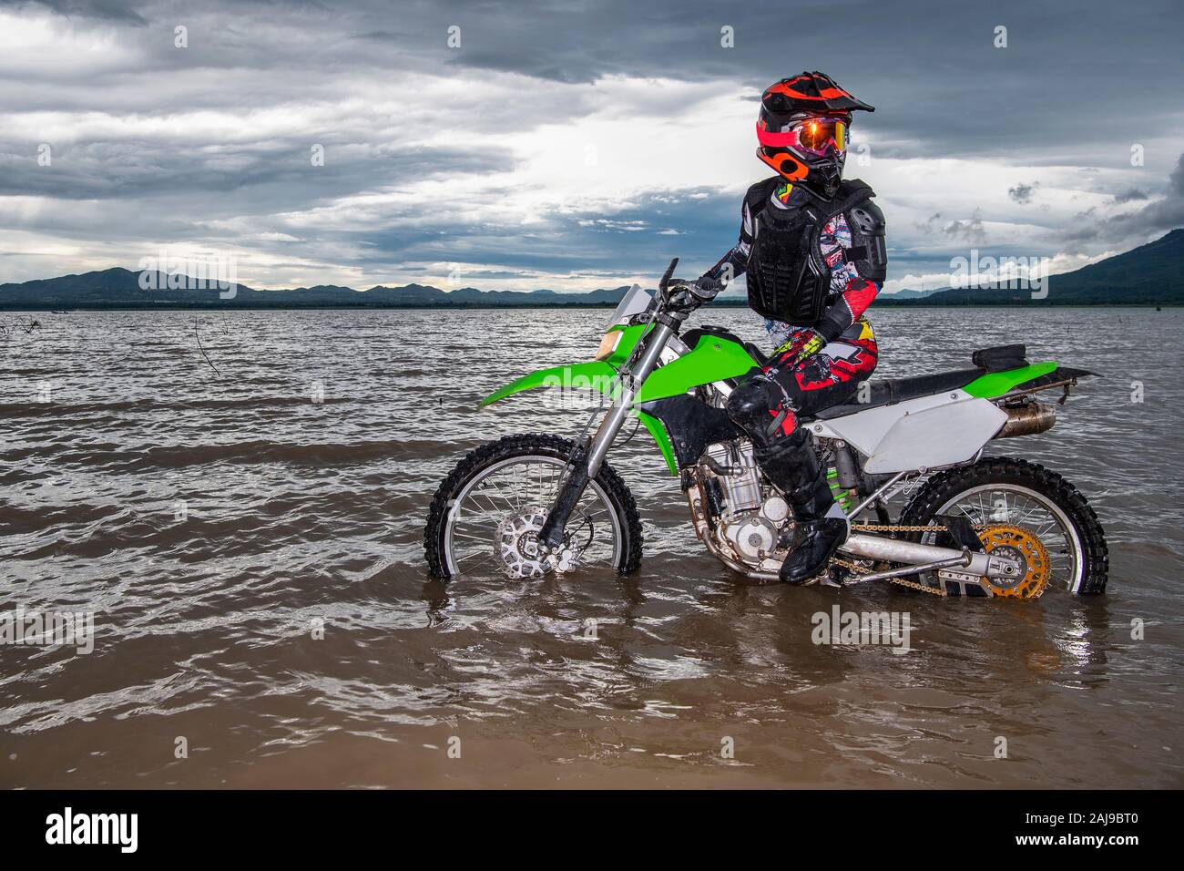 fille de motocross sur vélo