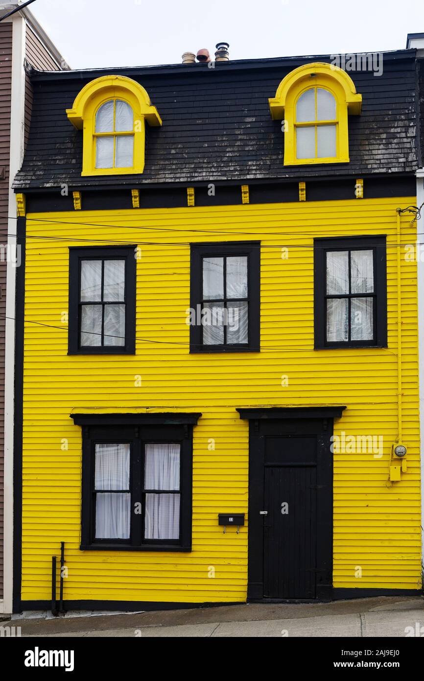 Chambre à St John's, Terre-Neuve et Labrador, Canada. La maison jaune a une porte noire. Banque D'Images