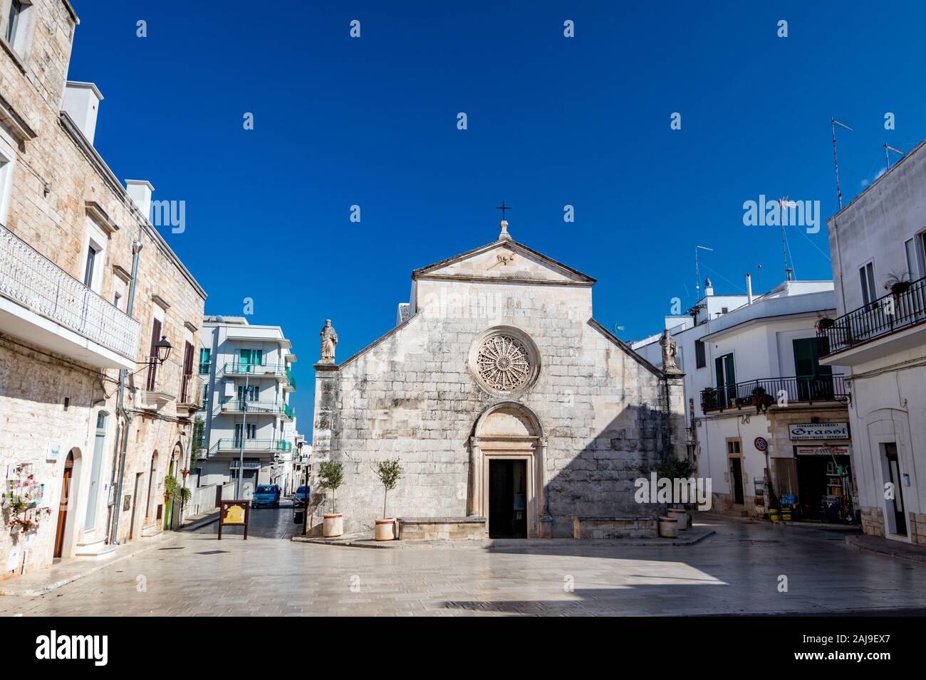 Bari, Italie - 28 août 2018 - Locorotondo dans les Pouilles, région des Pouilles, Italie du Sud est une petite ville avec une architecture ancienne, des rues étroites et atmosphère chaude. Place de l'église Banque D'Images