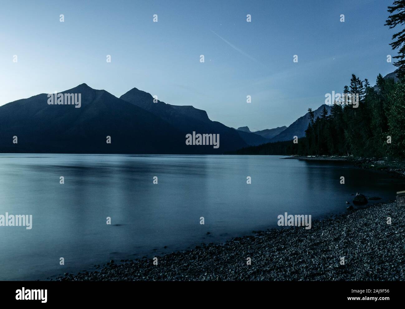 Exposition longue au calme du lac McDonald, Glacier Park, Montana au coucher du soleil Banque D'Images