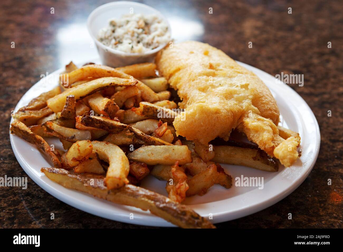 Fish and Chips servis à Terre-Neuve et Labrador, Canada. Les potates sont frits avec leur peau. Banque D'Images