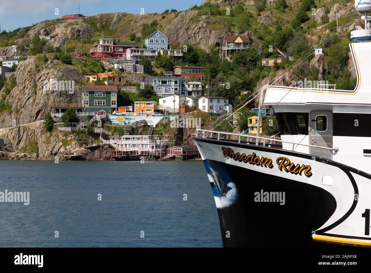 Chambres donnant sur le port de St John's, Terre-Neuve et Labrador, Canada. Les bateaux sont amarrés dans le port. Banque D'Images