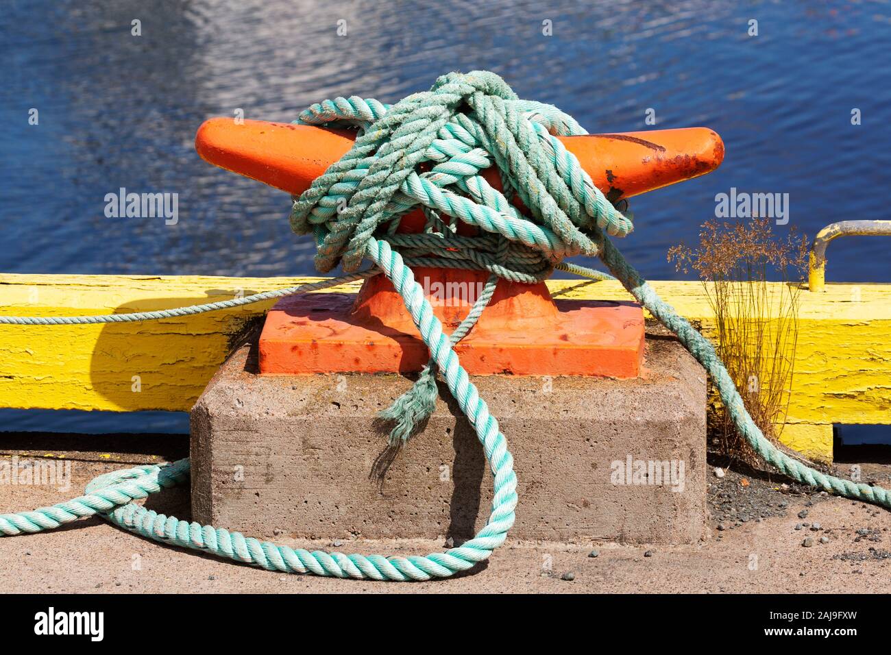 Mouillage dans le port de St John's, Terre-Neuve et Labrador, Canada. Corde est attachée à la borne. Banque D'Images