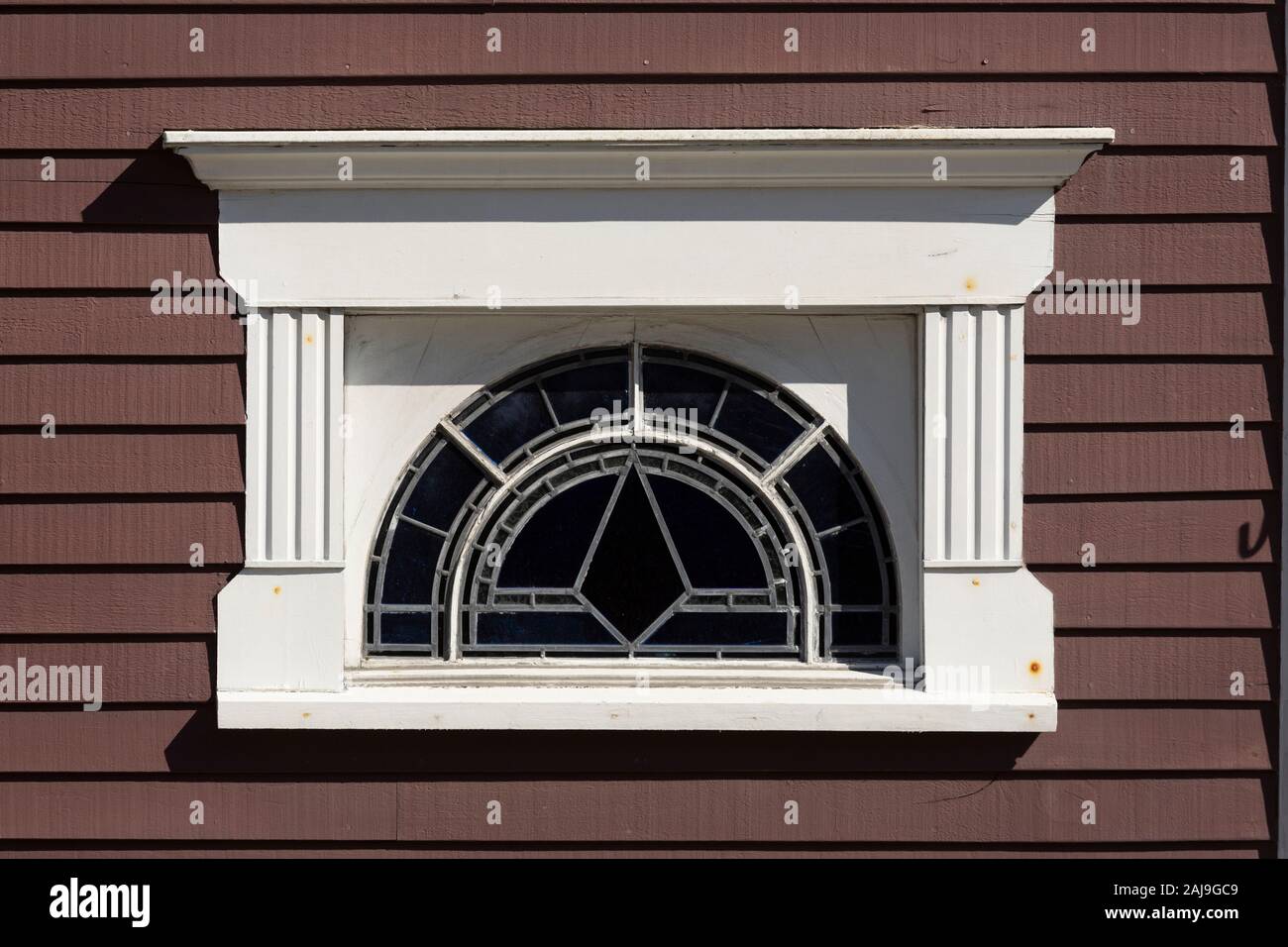 Fenêtre cintrée à St John's, Terre-Neuve et Labrador, Canada. La maison est construite en bois. Banque D'Images