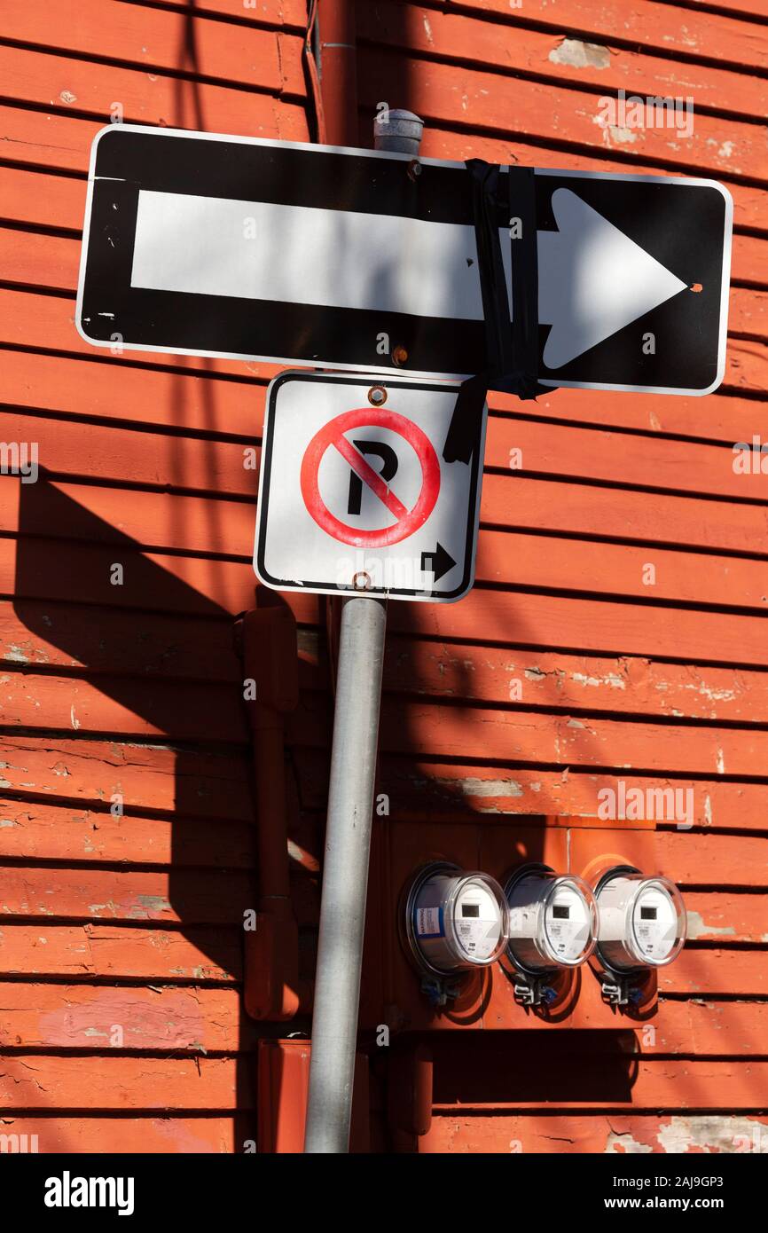 No parking sign à St John's, Terre-Neuve et Labrador, Canada. Le signe jette une ombre sur l'immeuble. Banque D'Images